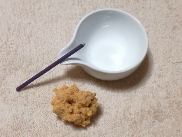 お灸と線香の写真