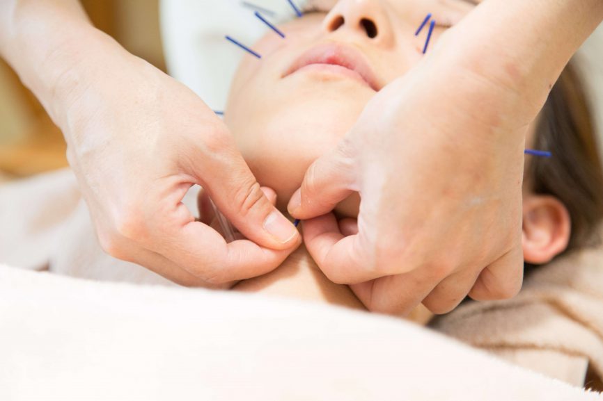 お顔のむくみをとるツボの施術