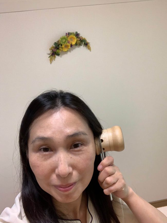 温灸器で耳を温め