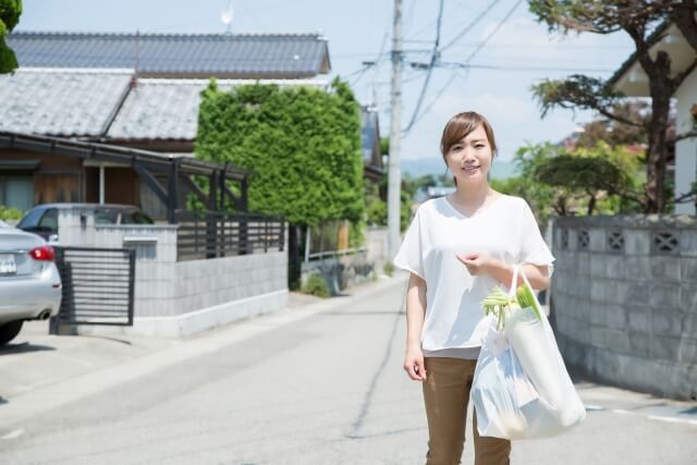 買い物の帰りの主婦
