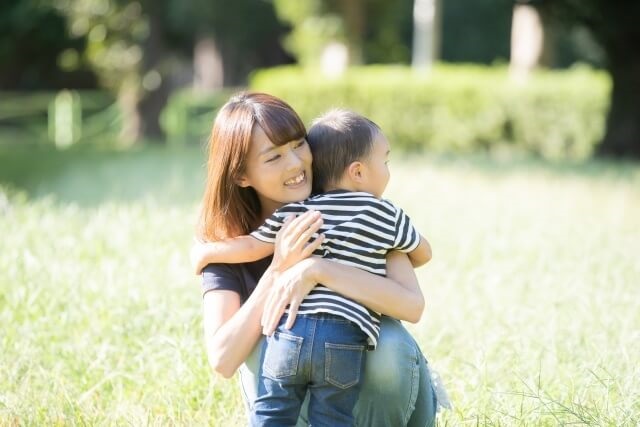 ２歳の子と母