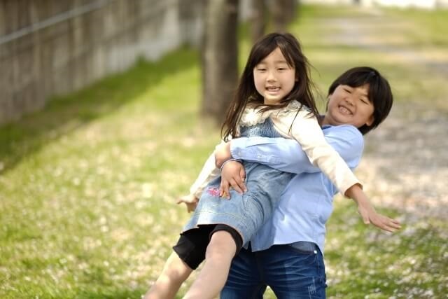 元気に遊ぶ兄弟