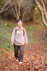 山道を歩く女性